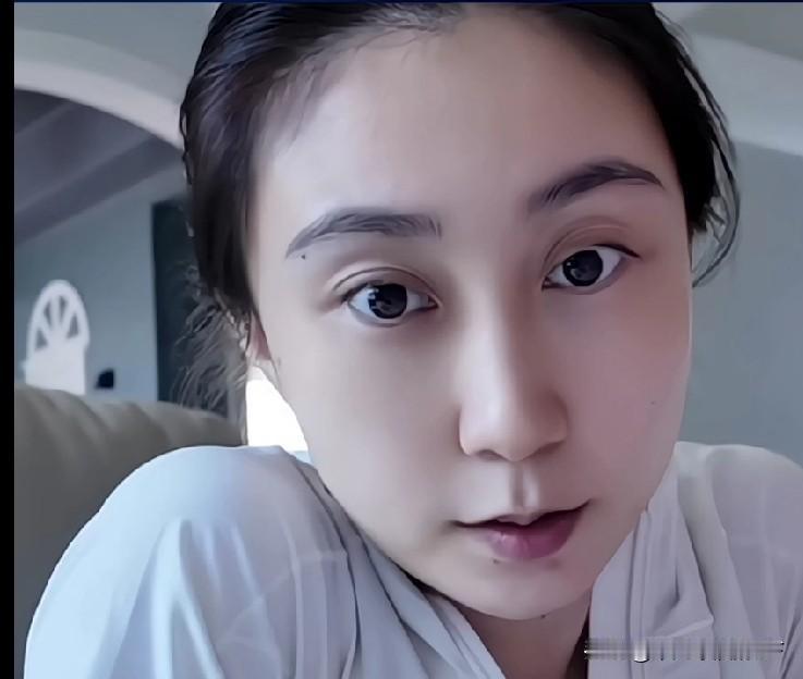 名嘴水均益女儿水奕诗家里的保姆又不干了，这已经是第六个了，保姆致电给正在外面做美