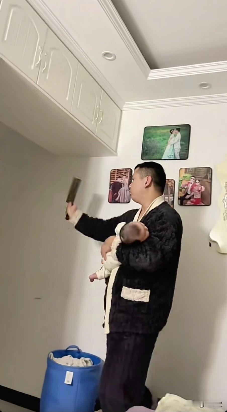 【孩子高烧不退，爸爸用塑料刀砍空气竟退烧？医生说出实情】  

山西运城有个家庭