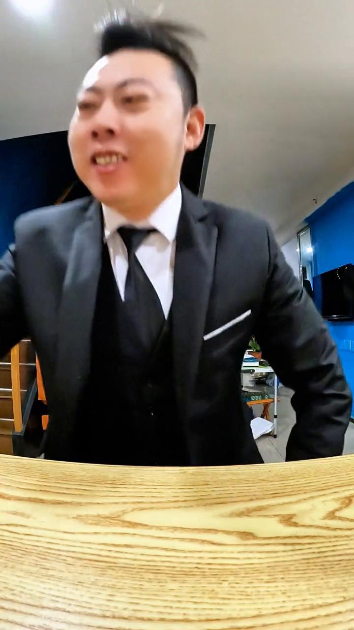 天下风云出我辈，一入江湖岁月催。皇图霸业谈笑中，不胜人生一场醉。哈哈哈哈哈。