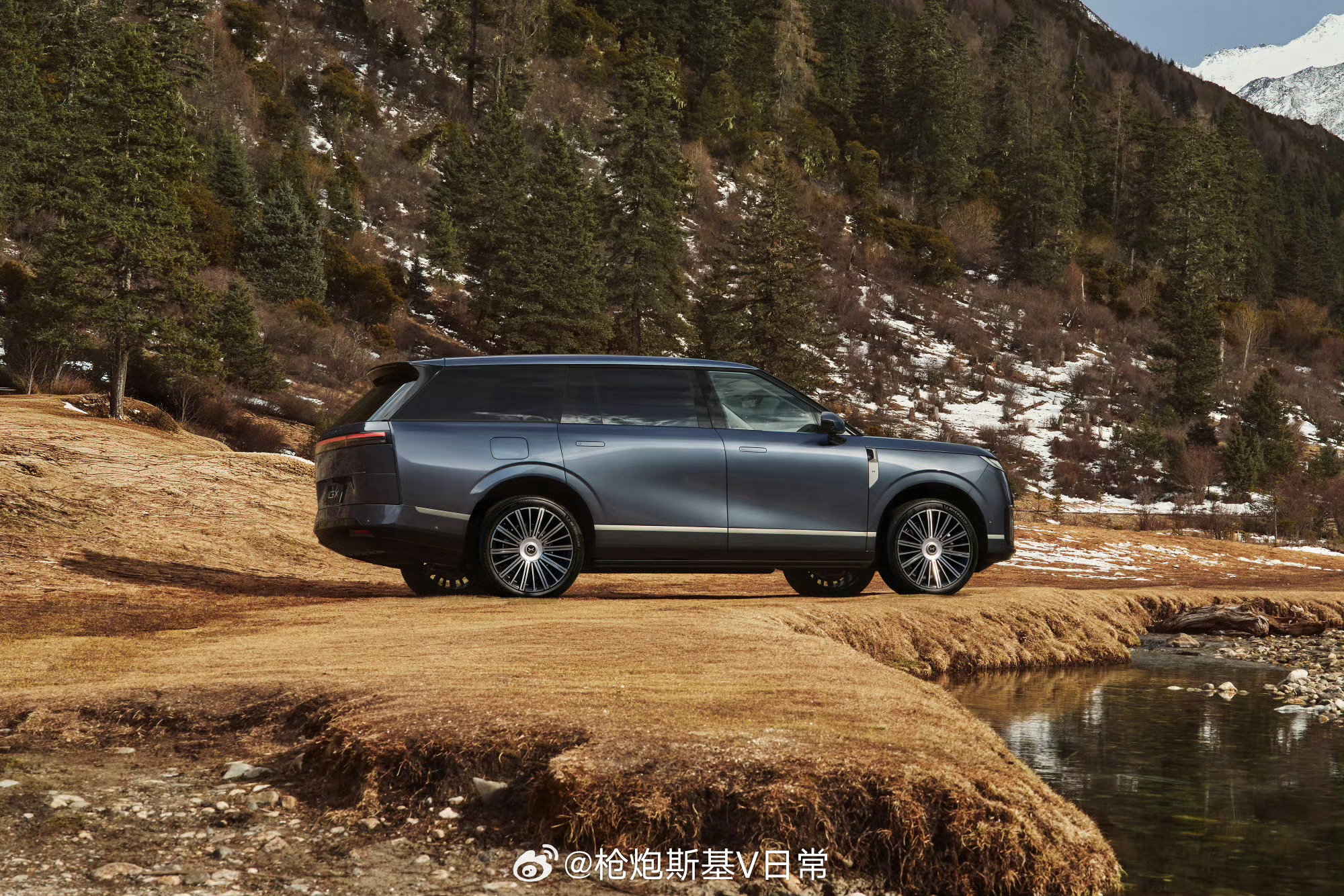 小鹏旗舰车型GX峡湾灰外观车色很大气的感觉哦，作为小鹏的旗舰车型GX的各方面都会