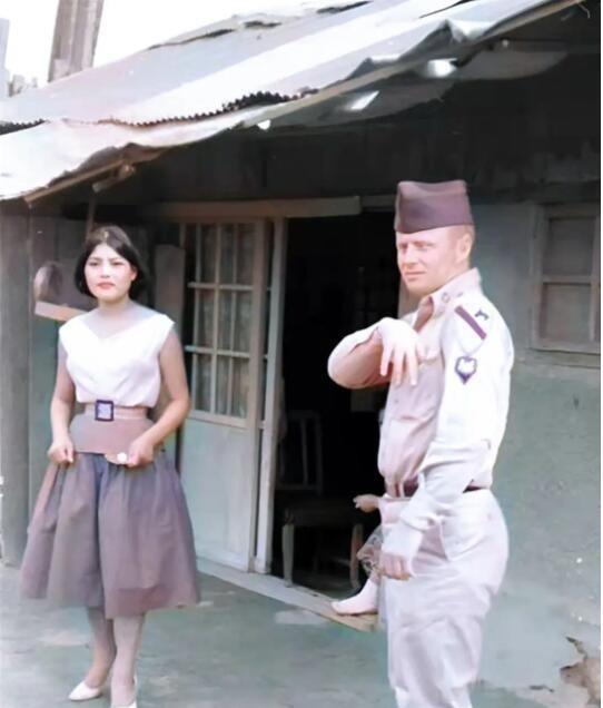 1952年，朝鲜半岛，一名南朝鲜女子给两名美军做完服务后，正当着老公的面热情地送