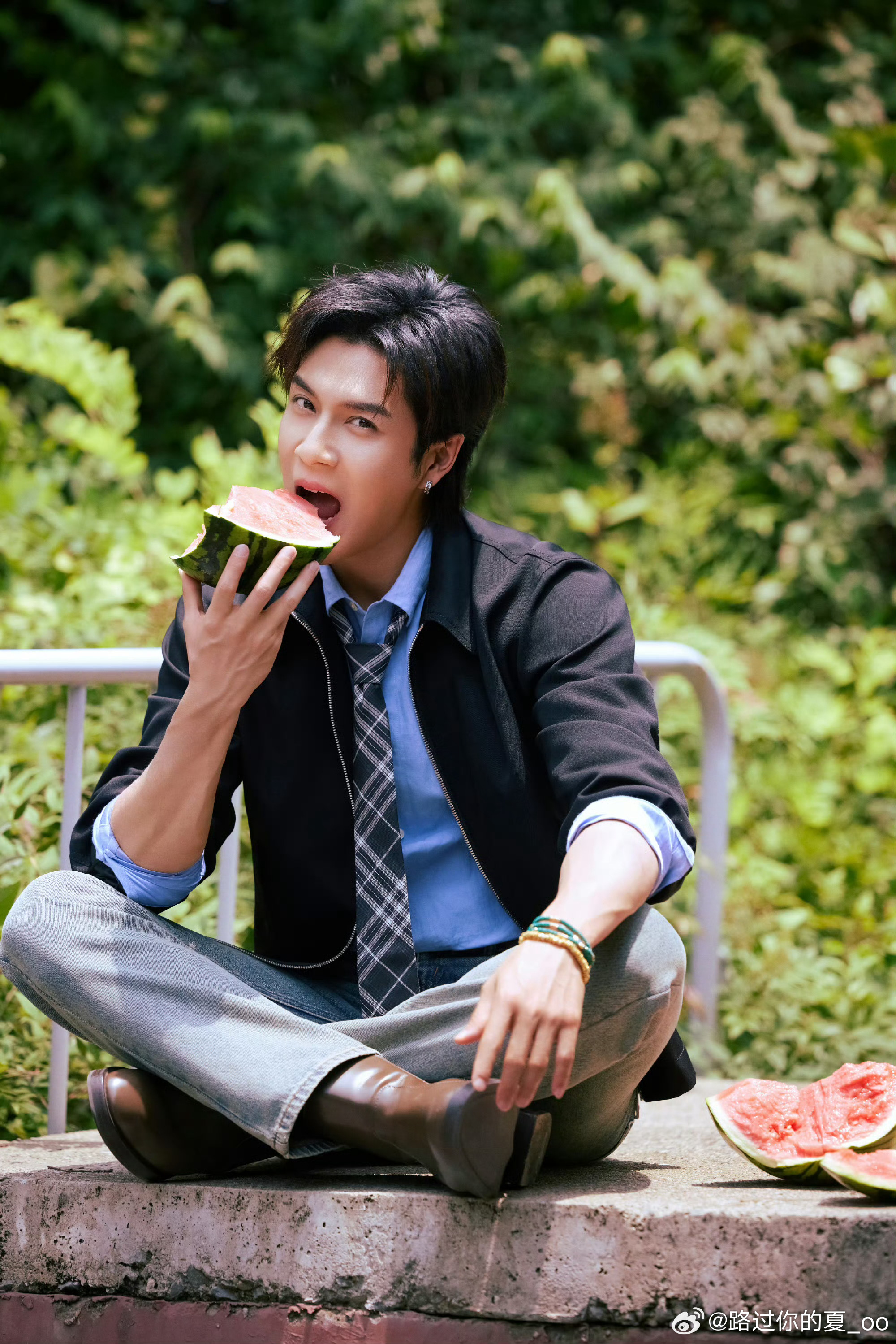 谁在杭州西湖边偶遇韩东君了西湖偶遇韩东君也太惊喜了，线下活动和路人温柔打招呼，现