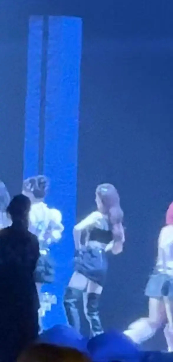 疑似张月凑热闹公演服装比例好好，张月真是套个麻袋都好看