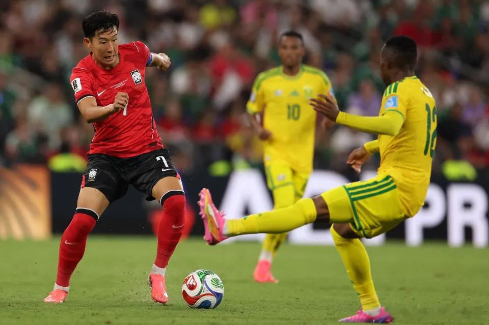 韩国0-1不敌南非，3轮1胜2负积3分排A组第三，能否最终出线待定。赛后，愤怒的