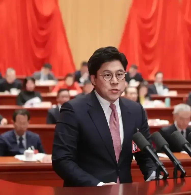众所周知，霍家新一代的布局已非常清晰！

大儿子霍启刚，在从政之路上尽显出色的政