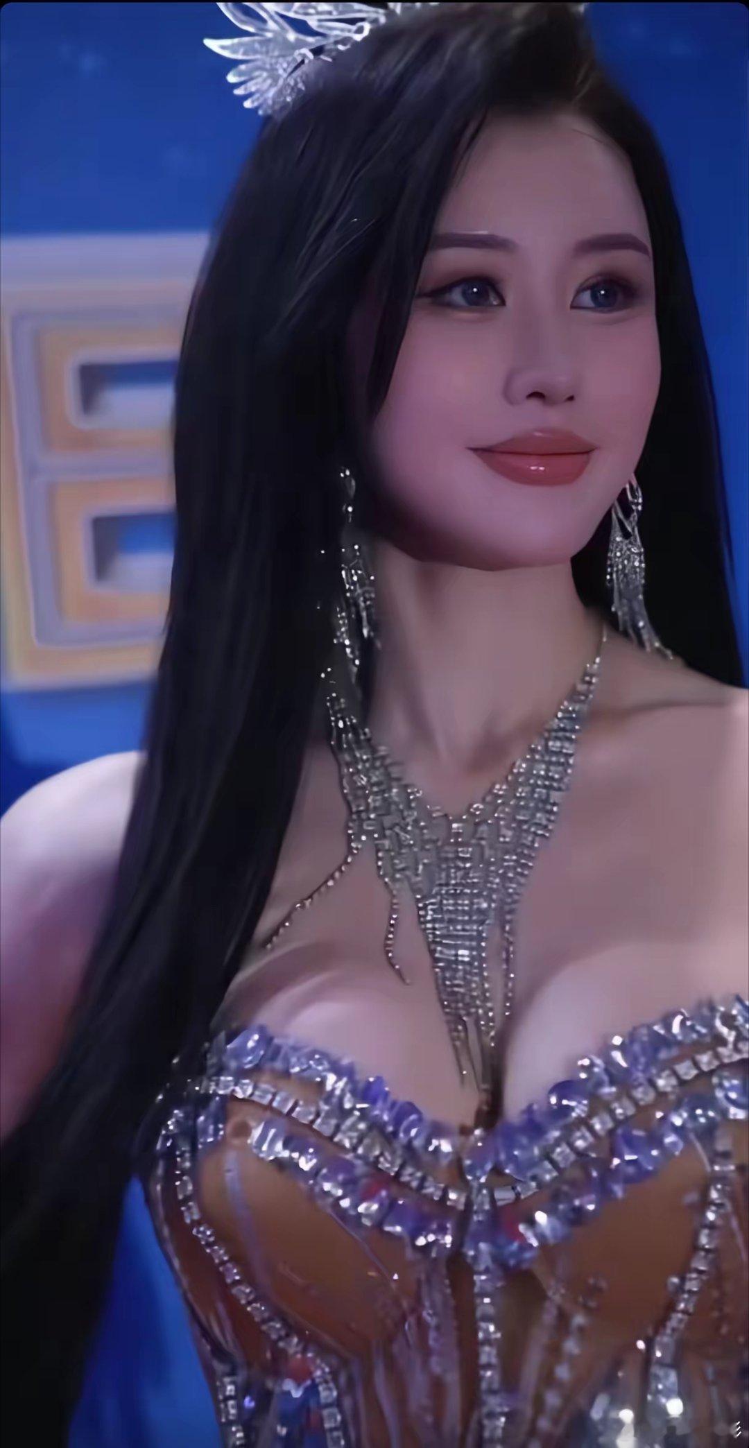 肖凯云，一位湖南姑娘，作为模特冠军，其丰满的身材令人吃惊，什么时侯模特冠军的审美