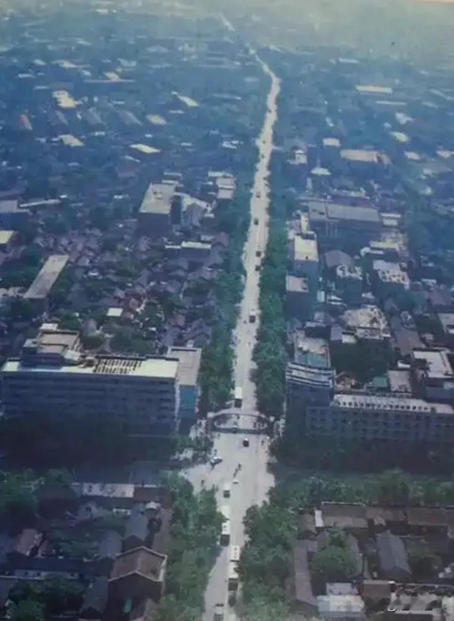 这是徐州市以前的淮海路，路上行人车辆实在是少，熟悉图中街景的人年龄已不小。 #徐