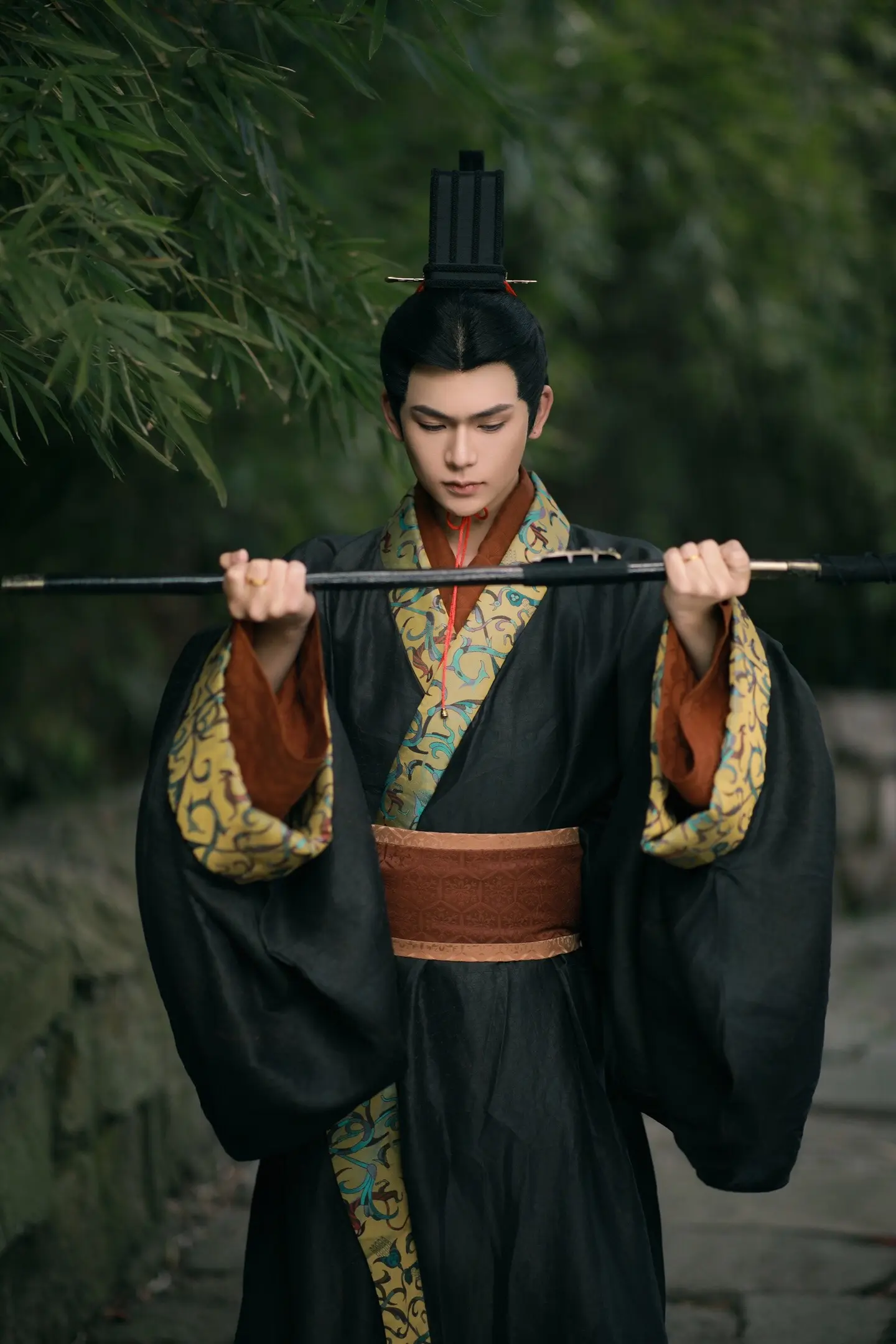 抚长剑兮玉珥，璆锵鸣兮琳琅。