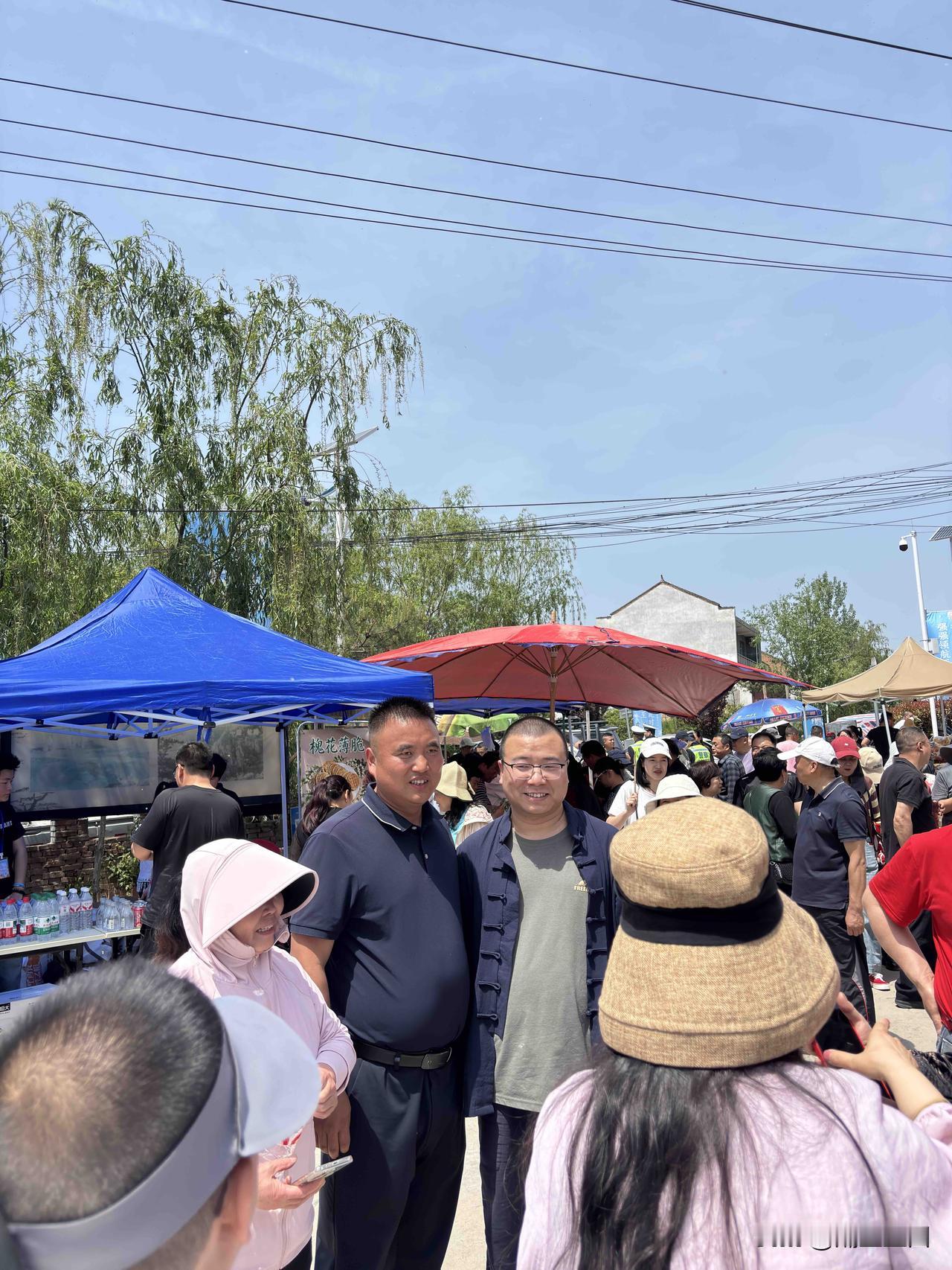 蓝田里峪湾村举办的槐花节活动，今年比以前人更多，很多人都是冲着强强书记来的，现场