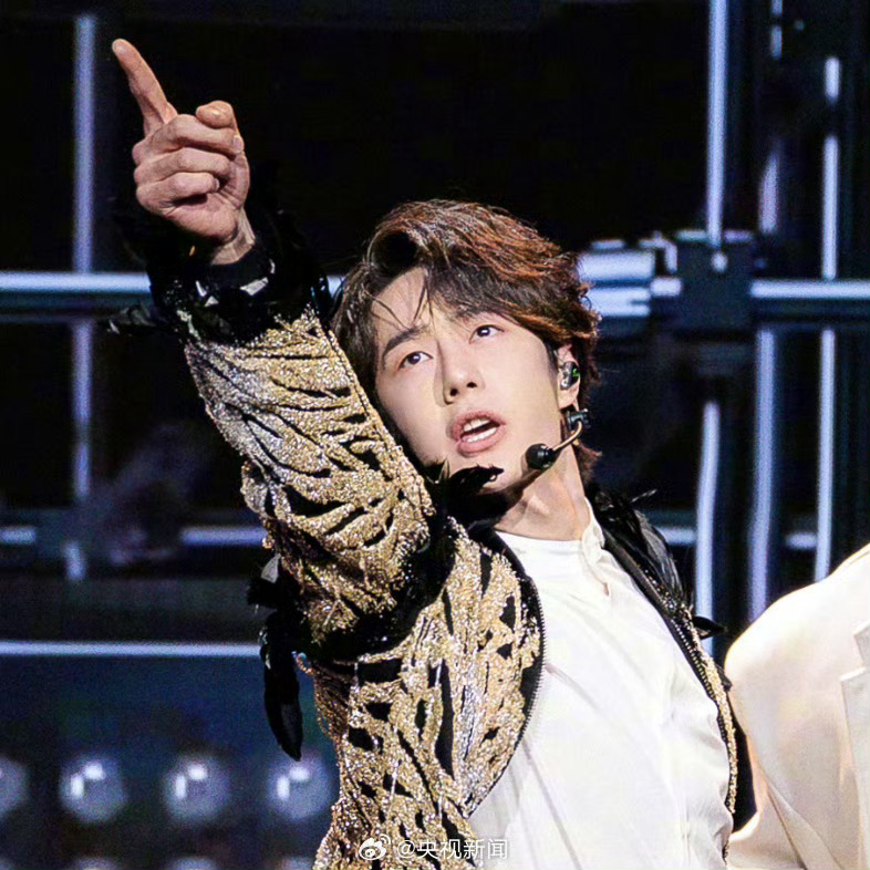 央视新闻叒发了王一博肖战，龙抬头棒棒哒