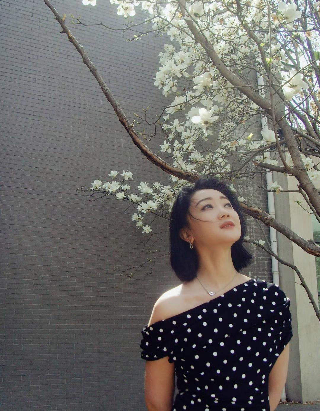 不得不说，张瑶穿上这样的波点包臀长裙在花树下演绎女人美，让人看得挪不开眼！花美人