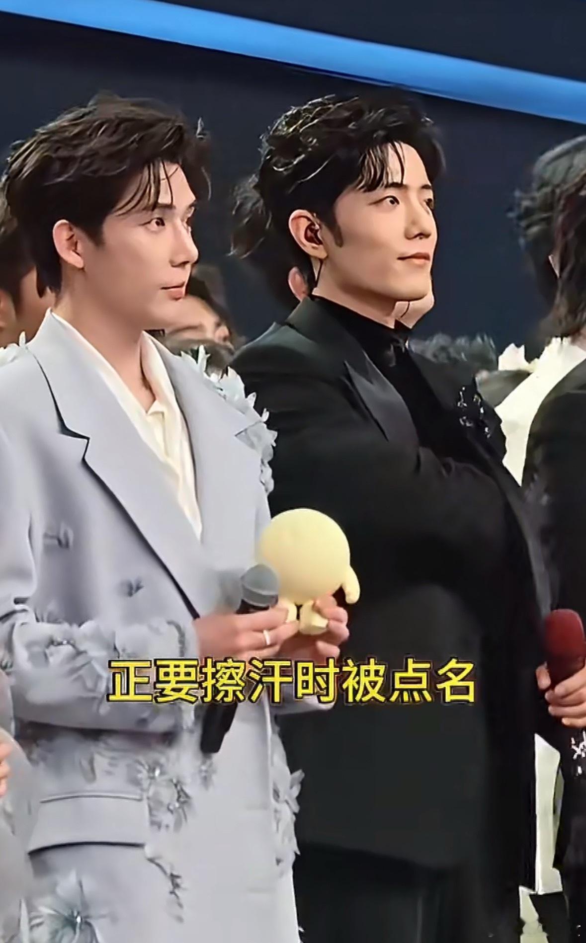 肖战掏纸用了1分钟塞回只需1秒 肖战这个掏纸动作我能看一百遍！前一秒优雅从容，后