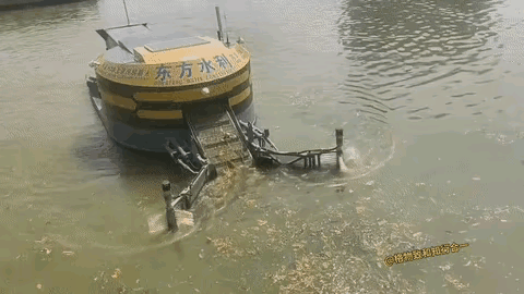 我认为这种河道清洁类型的机器人可以多研发一些，能代替人的辛苦劳动，还有就是减少安