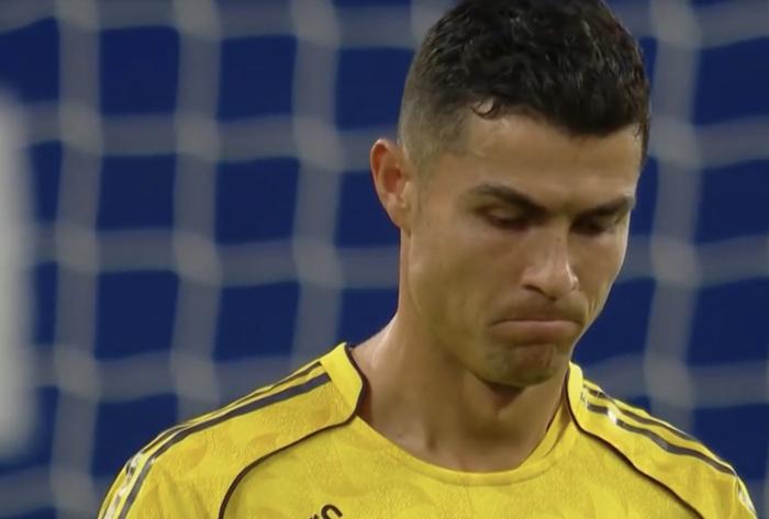 带不动！C罗1-3后场下微笑：神仙队友拳击对手被罚下 上轮送大空门
北京时间1月