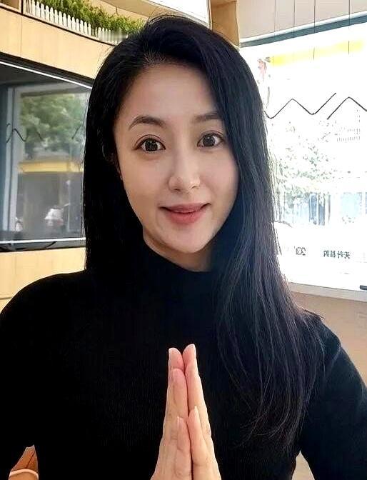 冬天的风会揭穿大人的体面。
老家一个小女孩，夹着书包在两家门口来回站。
去爸爸家