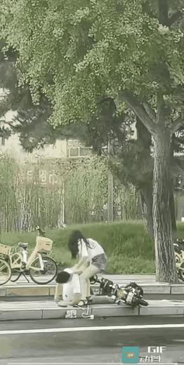 如果不懂急救知识，还是先别动为好，最稳妥还是打120。