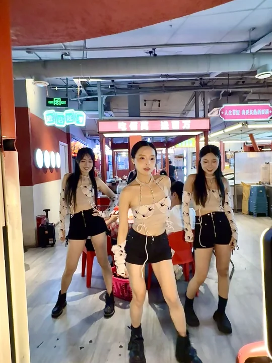 福州大排档卷疯了！边吃川菜边看热舞💥