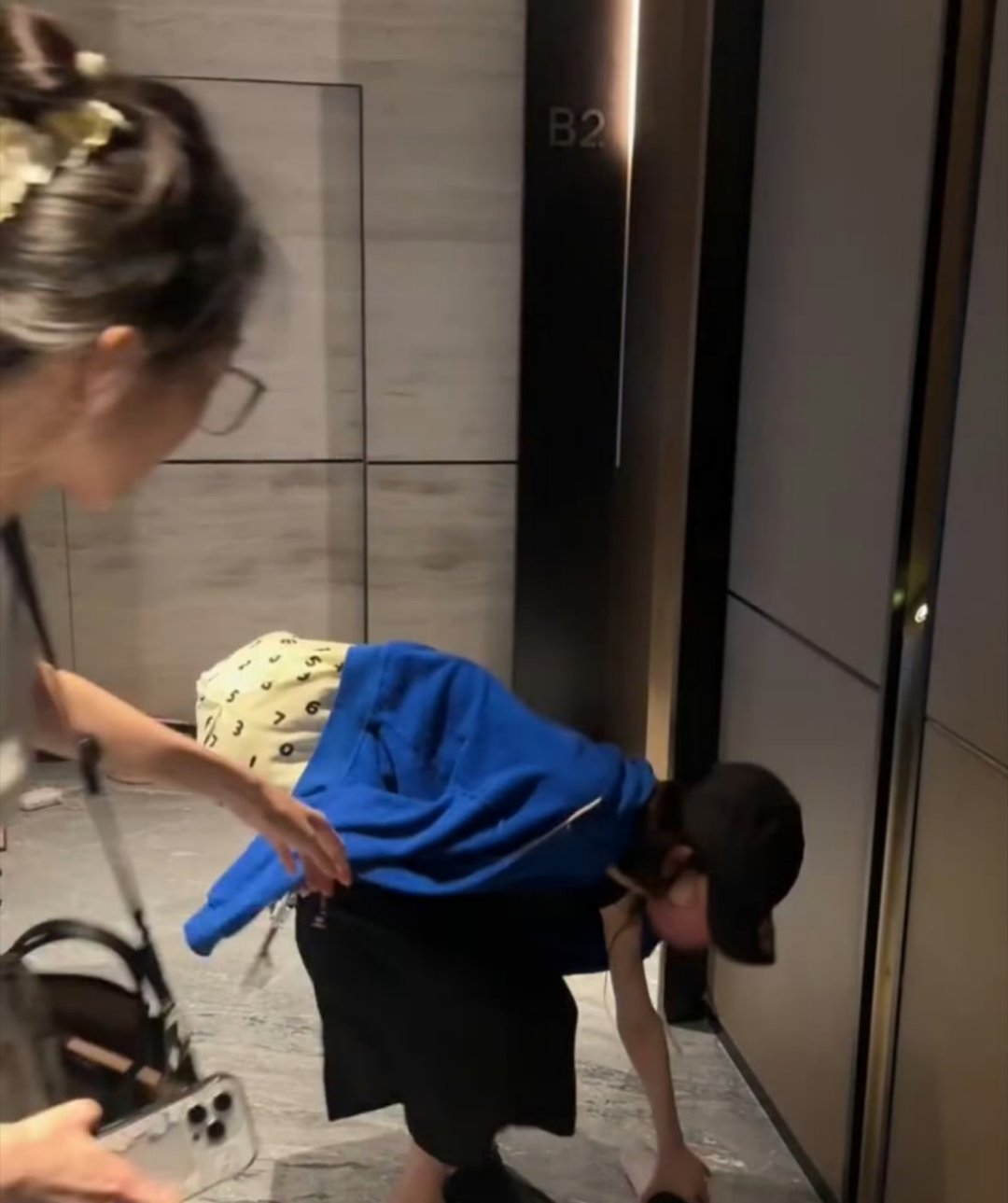 宋祖儿弯腰捡地上的垃圾，祖儿真的是顶顶好的人，这么真诚的小女孩谁会不喜欢呢！！ 