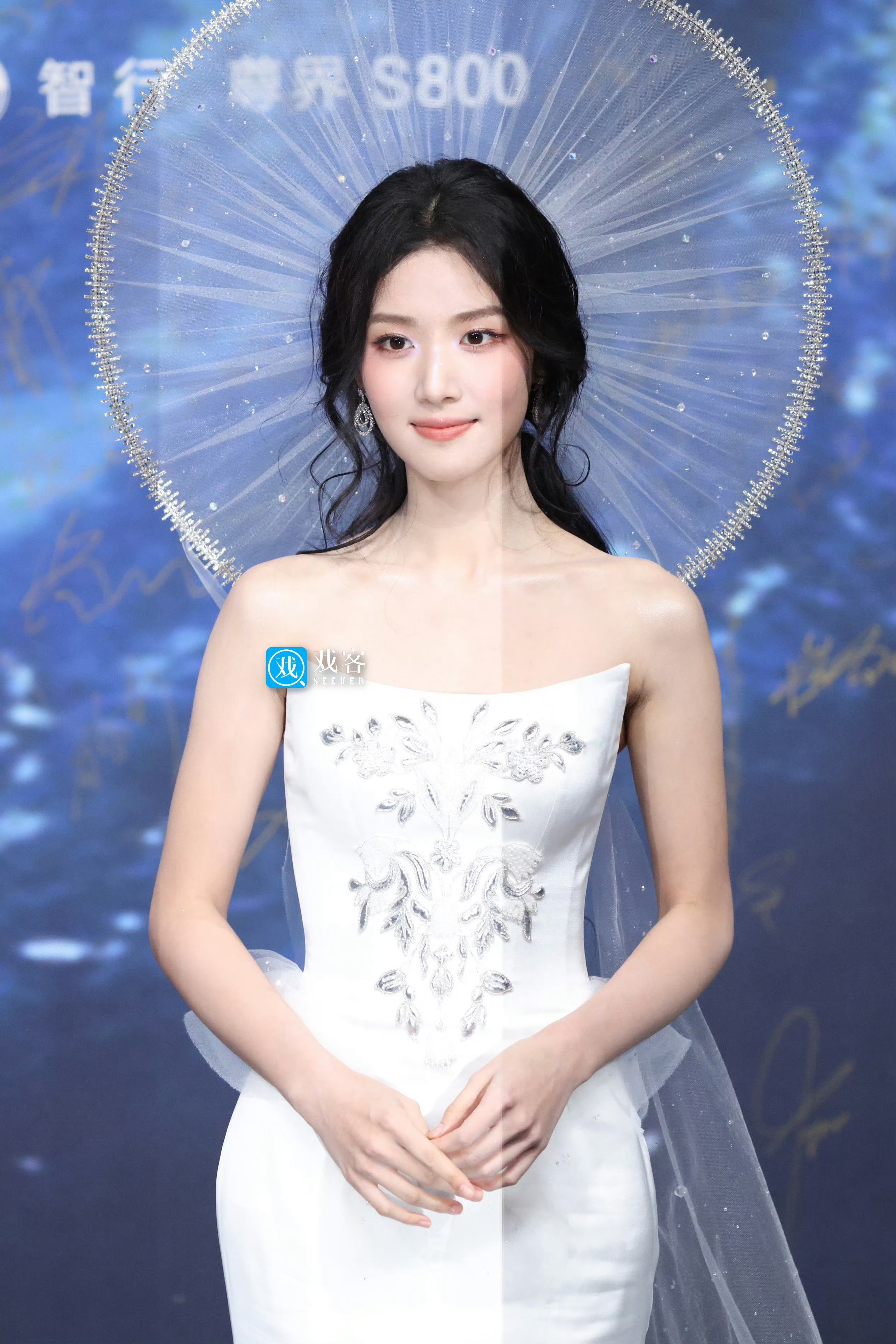 卢昱晓背着神女光环走红毯 