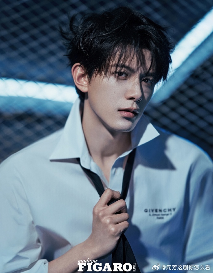 感觉邓凯下一秒要强制爱了邓凯面部折叠度邓凯费加罗男士阴湿感封面 纯情与冷酷一键切