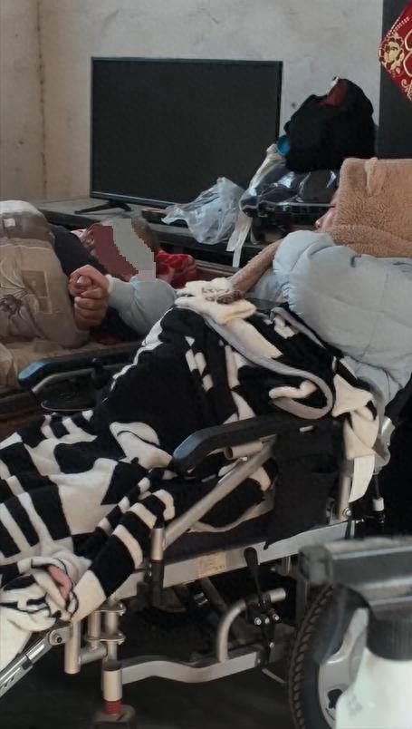 江苏徐州一名老人查出患有癌症，为了让瘫痪十多年的养女刘女士在他治疗期间得到照顾，