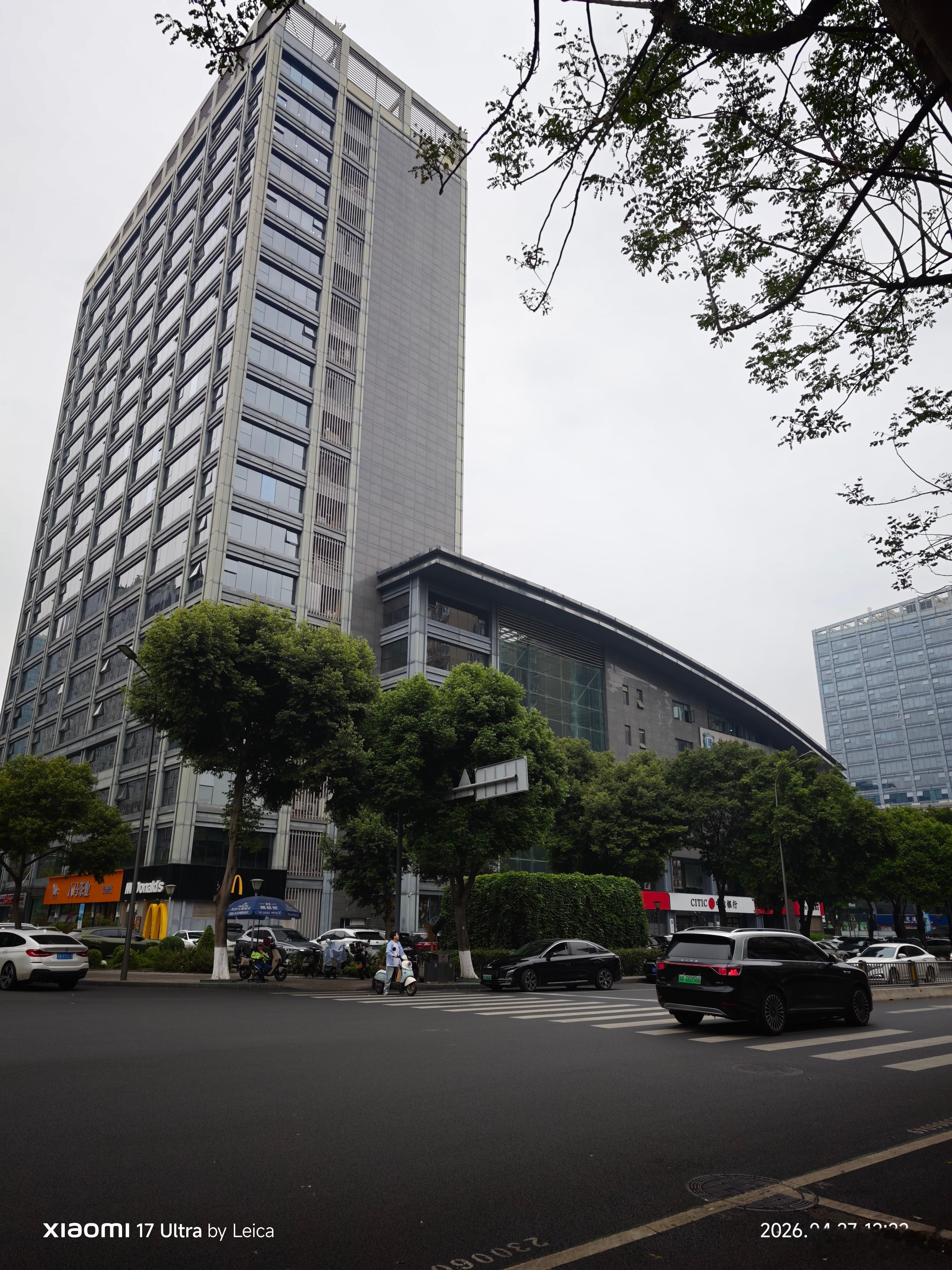 我曾经工作了七八年的地方，好多年没回来了，没啥变化付卷卷