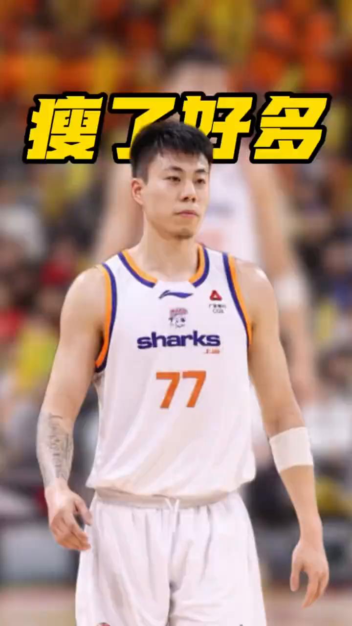 球迷偶遇张镇麟合照，身形变化太明显瘦了好多。
网友在外出吃饭时偶遇张镇麟并拍下合