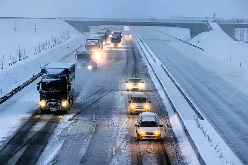 。
 
一、出发前准备（必做）
 
- 清雪除冰：彻底清理挡风玻璃、车窗、后视镜