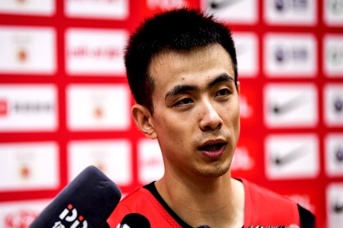 中国男篮赢了澳大利亚，先别急着喊痛快。
这场大胜，就像一件看着华丽、针脚却很粗糙