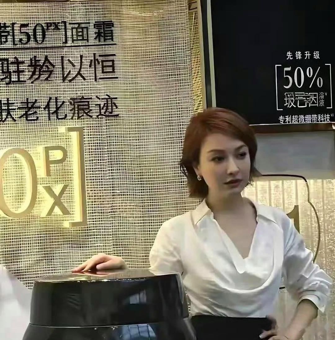 吴昕还真是改头换面了，不注意还真没认出来