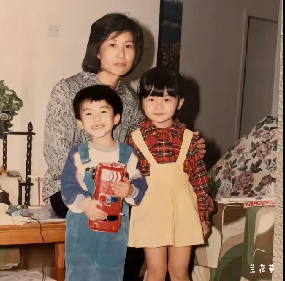 蔡卓妍的少儿时代。
她从小就呆萌可爱，具有一种明星气质。
她学习唱歌、跳舞并模特