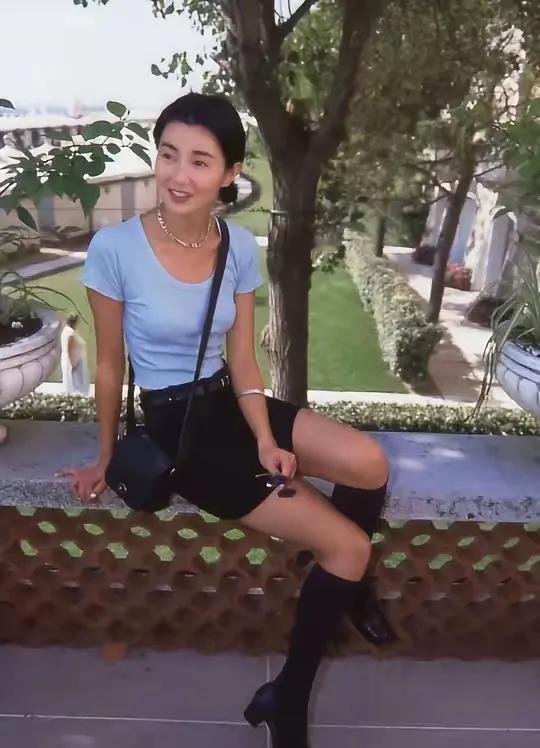 张曼玉近况靓照：在公园散步的张曼玉，捕捉到这自然光下的自己，蓝天白云下的惬意，真