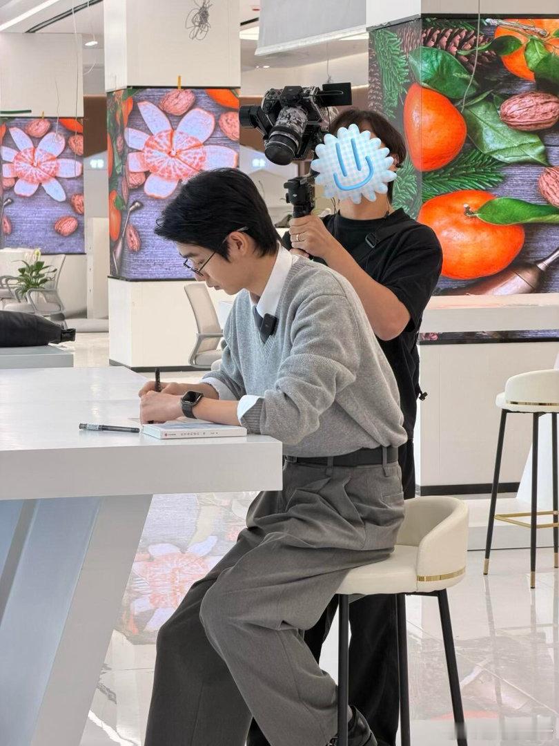 南昌偶遇方晓东 路人镜头无美颜无滤镜，方晓东这颜值依然能打。干净、清爽、少年气，