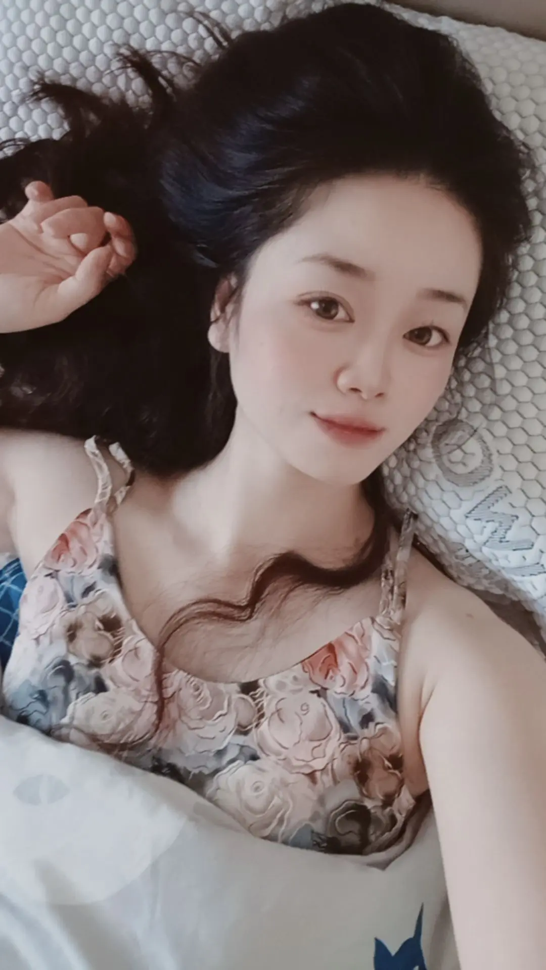 温饱无虑是幸事，无病无灾是福泽，在这路遥马急的人间，平安健康就好，至于...