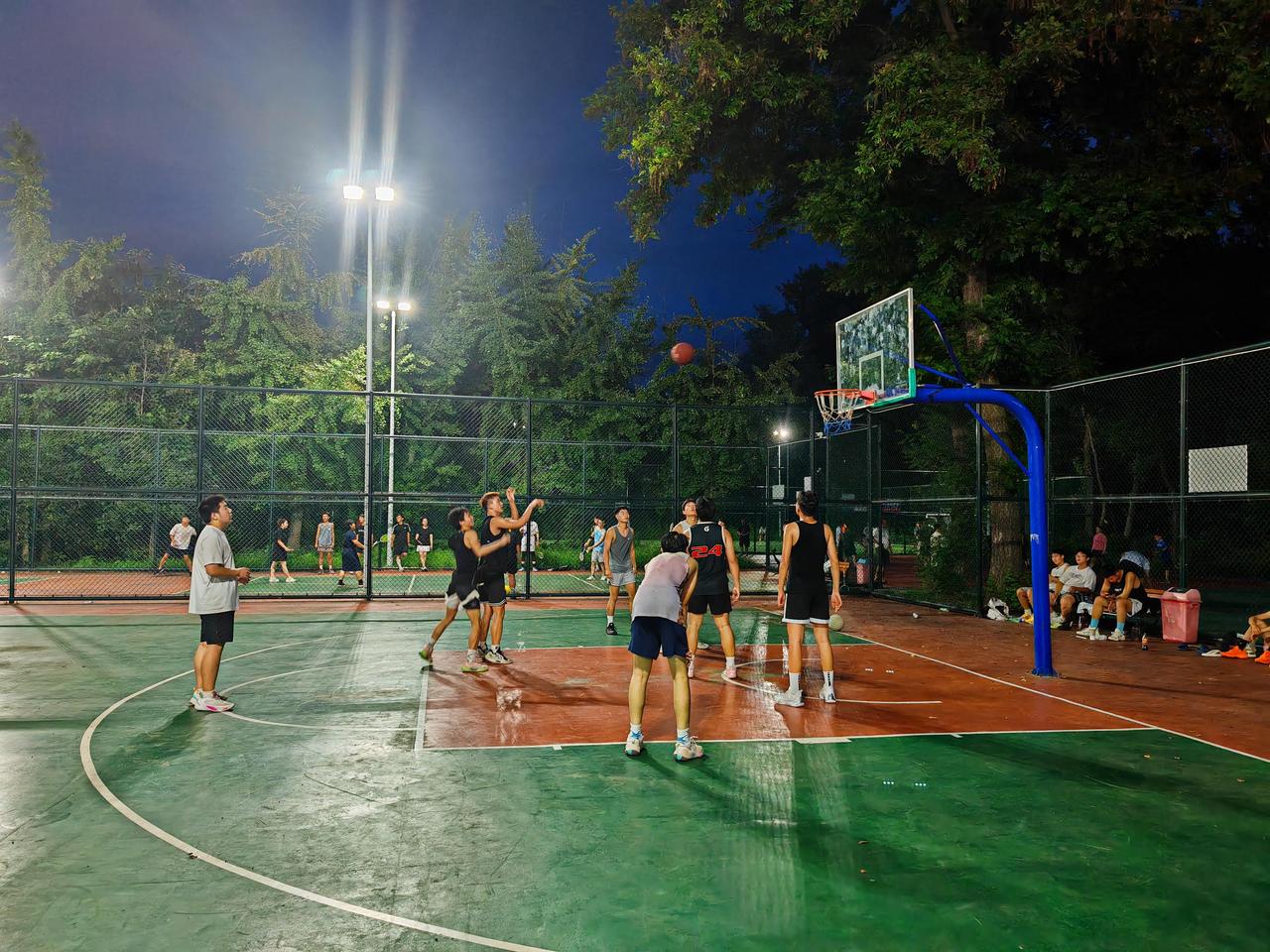 晚上也是运动和健身的好时候，白天没时间，很多人都是在去散步，打球，跳广场舞，做各