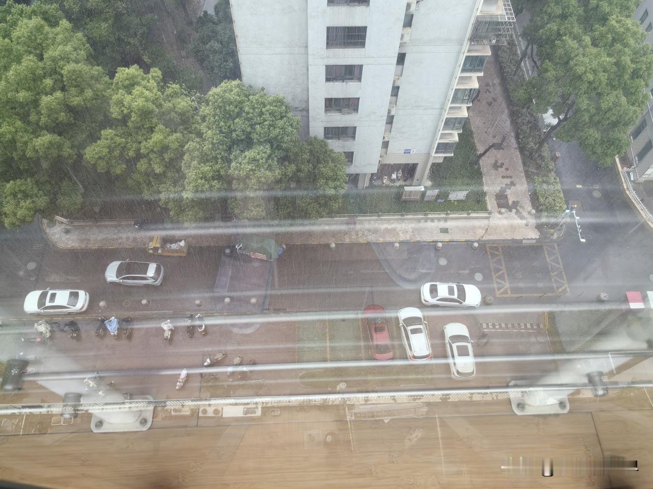 下雨啦！多日晴好天气后，今天我们这里小雨、中雨、大雨接踵而至。

而且明天上午继