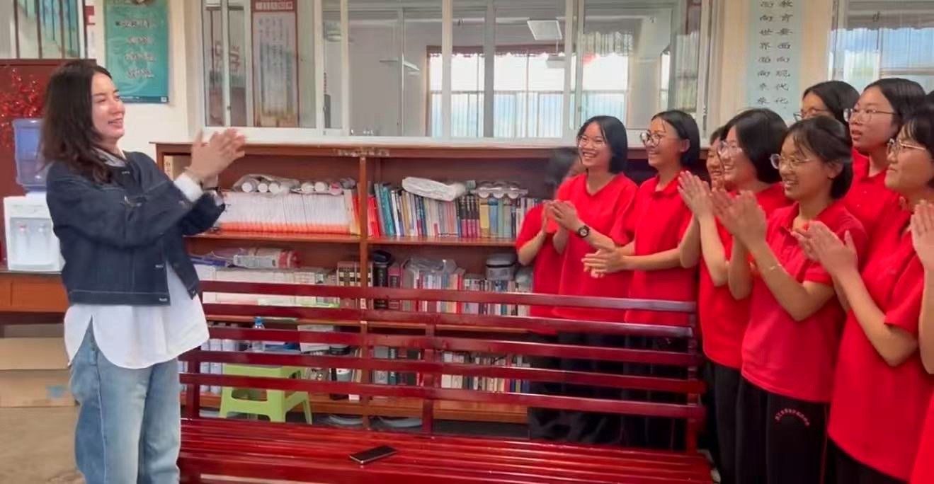 宋佳重返华坪女高和张桂梅校长的交谈句句戳心，一个眼神、一次握手，都是对教育精神最