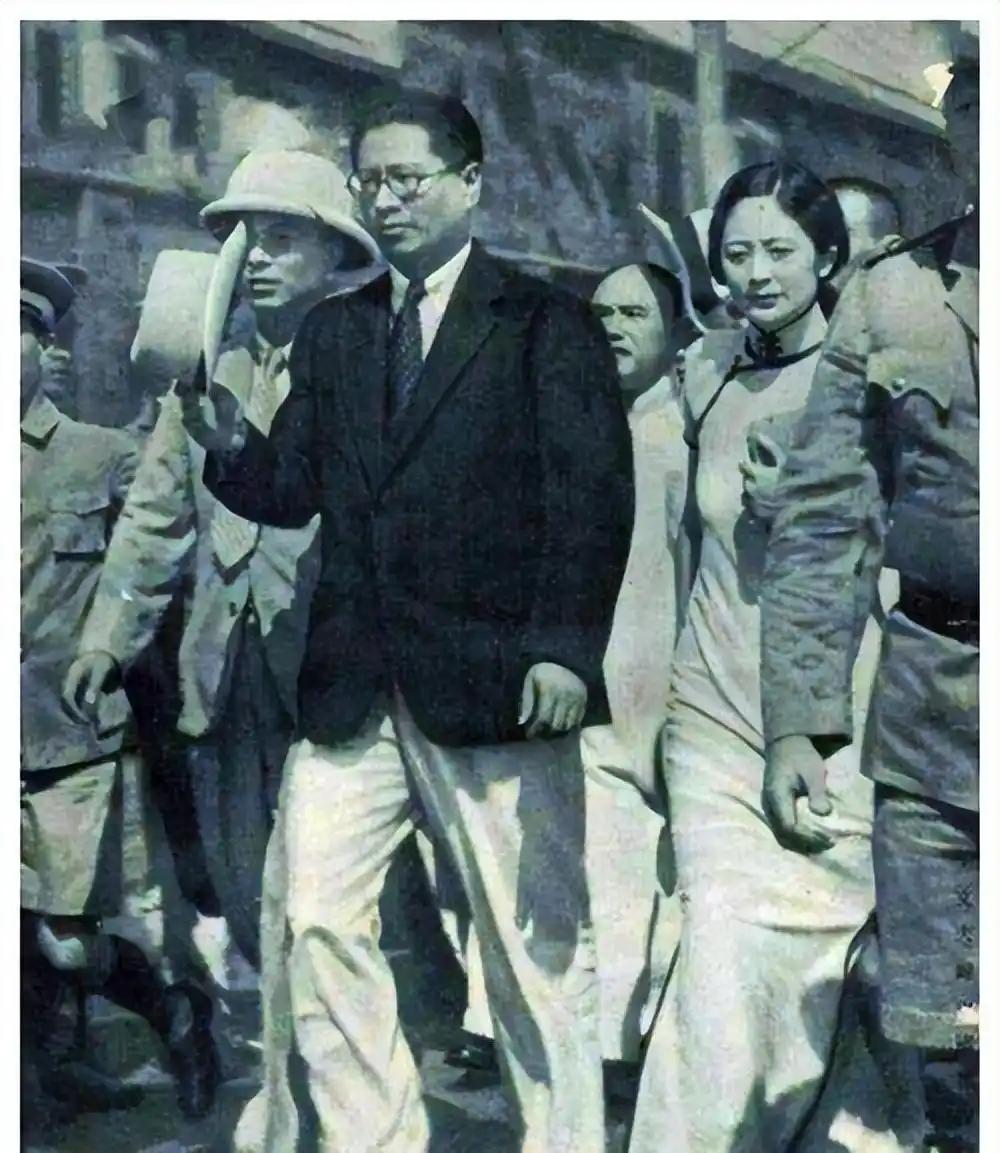 1927年，33岁的宋子文要在庐山盖别墅，认识了包工头20岁的女儿。姑娘端茶时俏