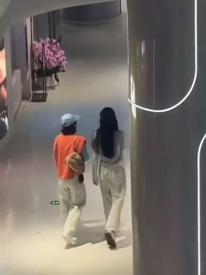 赵丽颖和朋友逛商场偶遇赵丽颖和朋友逛商场 偶遇赵丽颖和朋友逛商场 ​​​