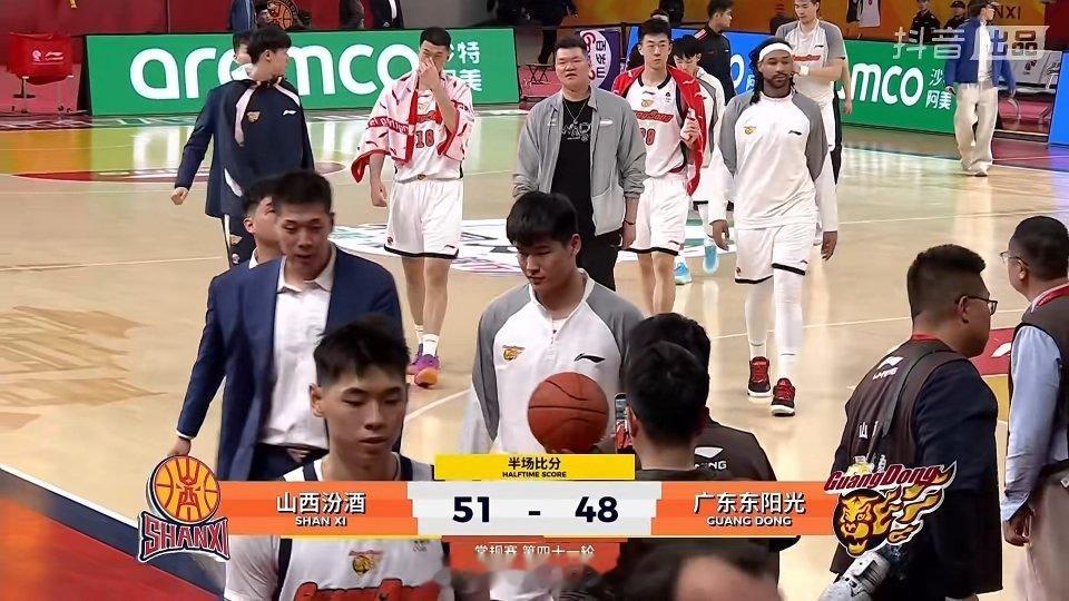 要不是张文逸这两个三分球，半场结果更难看。战术配合打得再好，没有命中率支撑，和拿