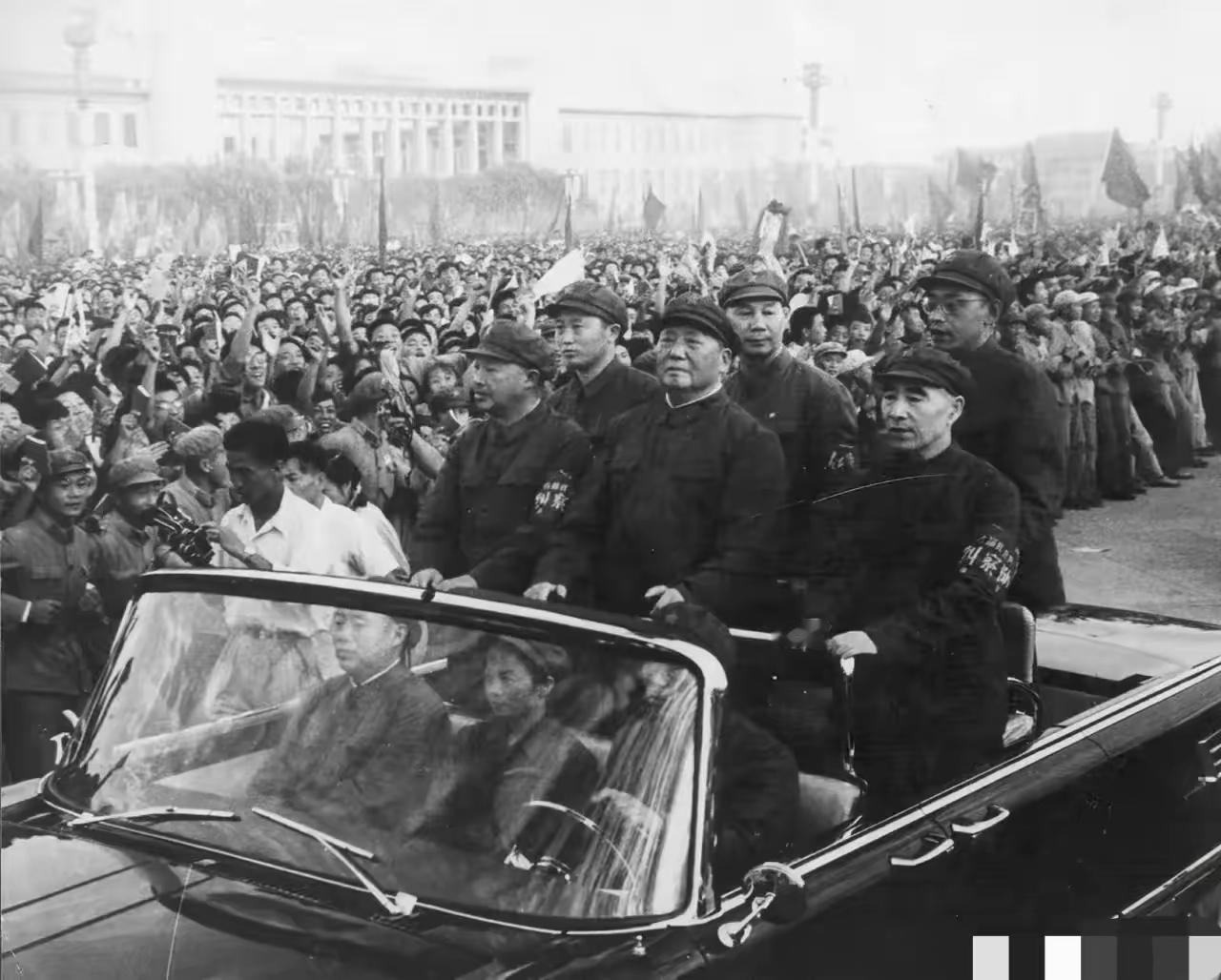 这张照片，一眼望过去，大家的目光肯定都钉在毛主席和彭老总身上。主席站在那辆敞篷吉