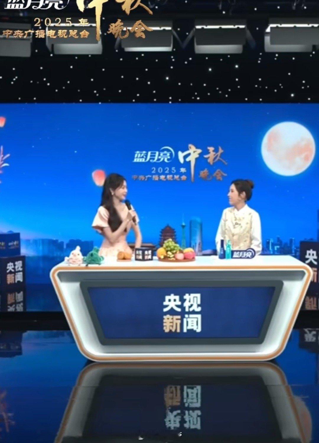 唐嫣获奖后首次出镜 唐嫣视后身份亮相央视秋晚，粉色裙装尽显优雅，对比去年秋晚造型