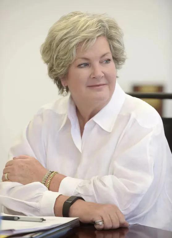 特朗普钦点苏珊·萨默罗尔·威尔斯将出任白宫办公室主任，什么来头？

第一、196