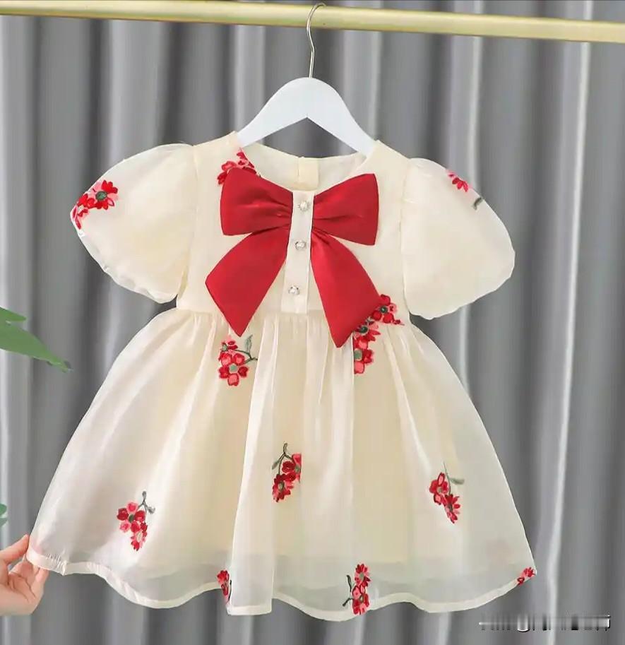 今天去超市“衣聚汇”展示区，给孙女买了两条裙子和一套牛仔服。孙女可开心了。
往年