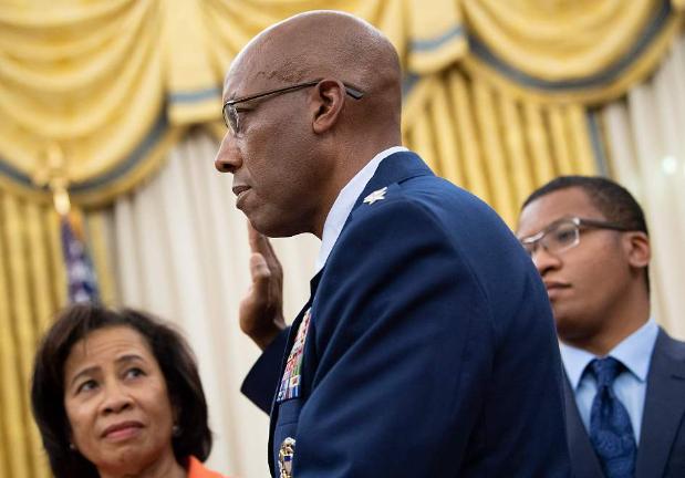 美国空军上将布朗在接受美国有线电视采访时曾表示，过去是美苏对峙，现在是美中对峙，