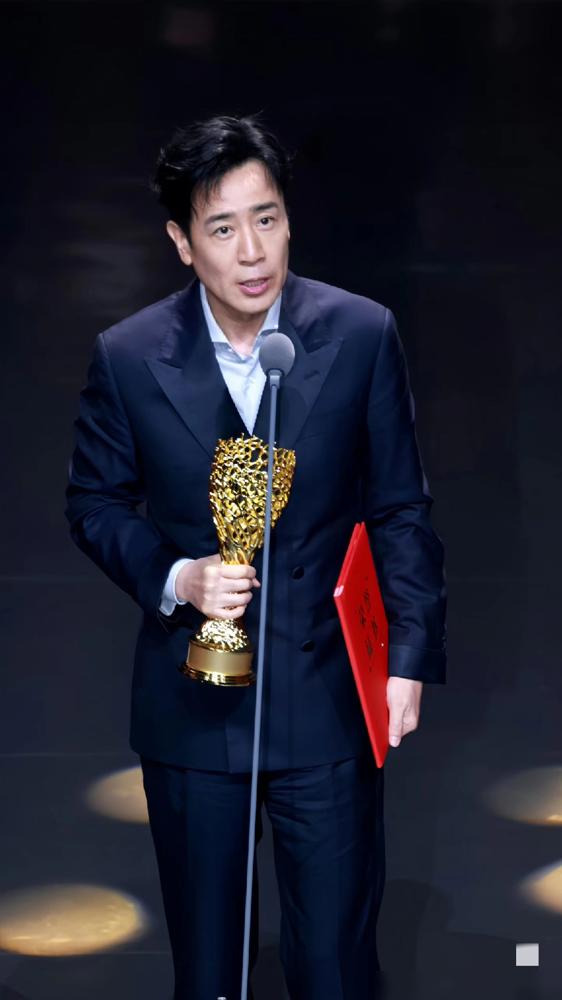 53岁拿影帝，身材不油腻，演技没争议？别信。
看看数据：《我是刑警》后半段被批