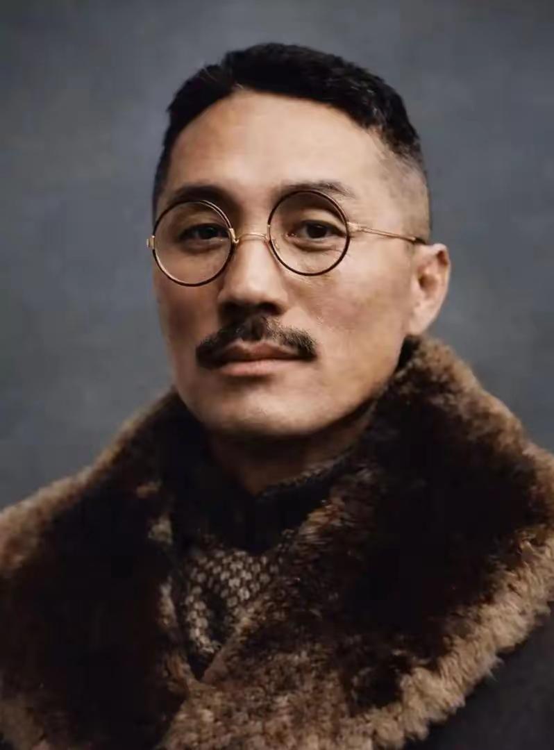 1934年，秋风萧瑟，上海法租界，美女间谍把王亚樵勾引到了床上，宽衣解带之时，她