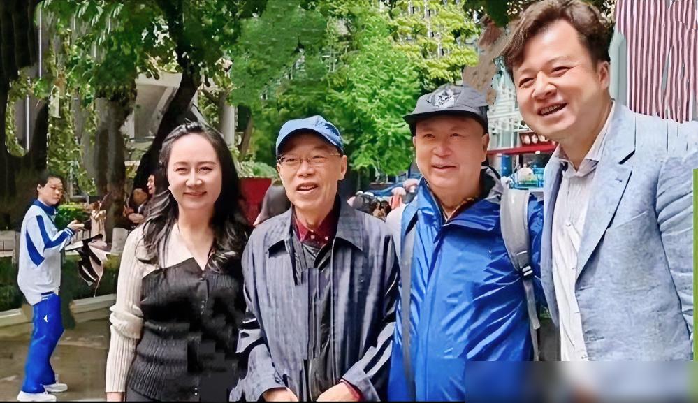 54岁孟晚舟一袭黑裙刷屏，评论区却炸了锅。
丈夫同行，笑意盈盈，网友齐赞“嫁给
