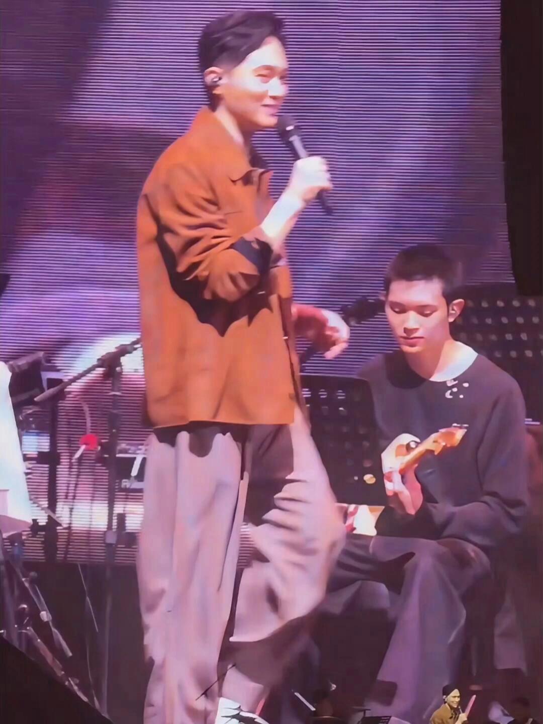 张智霖演唱会携儿子演出，19岁魔童当吉他手，模样帅气很像爸爸 