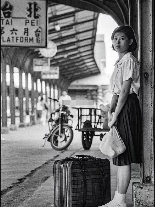 1985年，在台北车站等火车的小女孩